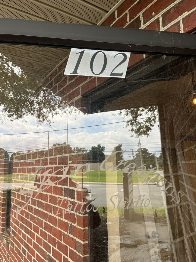 Building Photo - 2312 S Main St