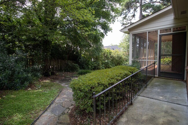 Building Photo - 2220 Montclair Dr
