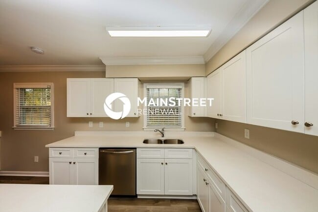 Building Photo - 3 Bedroom Pet-Friendly Home in Powder Springs, GA with Main Street Renewal