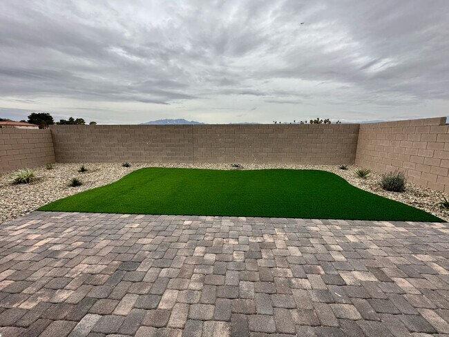 Building Photo - 5 Bed 3 1/2 Bath,  Beautiful home in gated community!