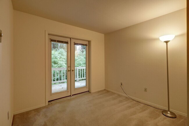 Building Photo - Charming 2BR 2BA Condo in great Bellevue l...