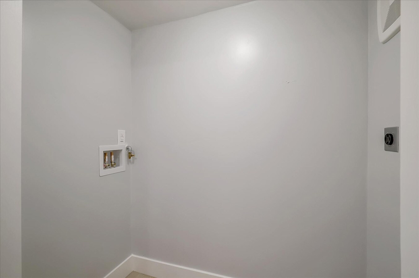 Building Photo - 914 Everett Ave