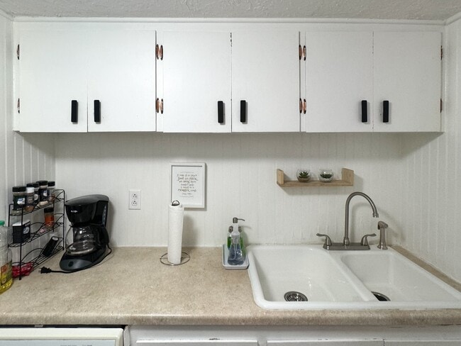 Building Photo - Cozy Basment/Lower Level Apartment