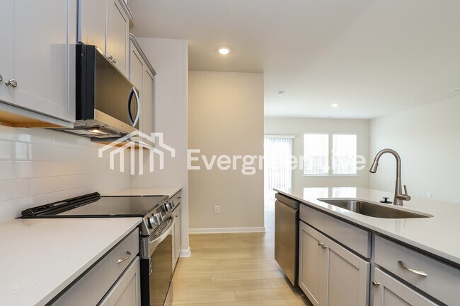 Building Photo - 5543 Hydrangea St