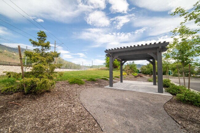 Building Photo - Gorgeous Modern Townhome in Draper