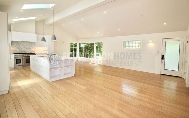 Building Photo - 107 Bretano Way