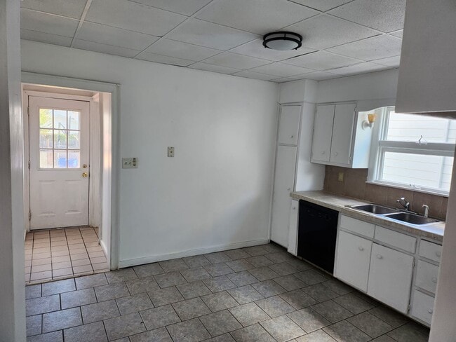 Building Photo - 648 E Scott St