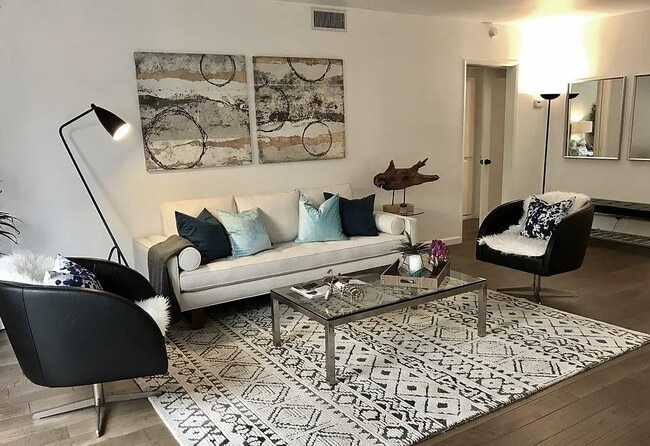 Building Photo - 1045 Kings Rd