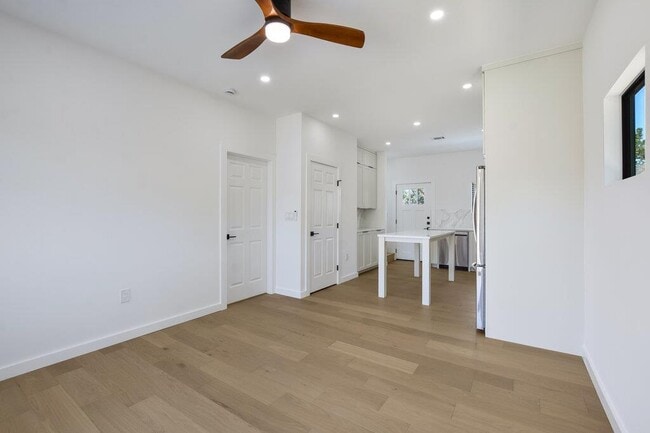 Building Photo - 2530 Steck Ave
