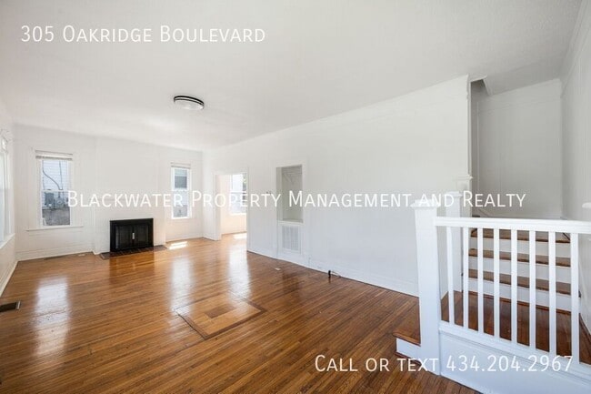 Building Photo - 305 Oakridge Blvd