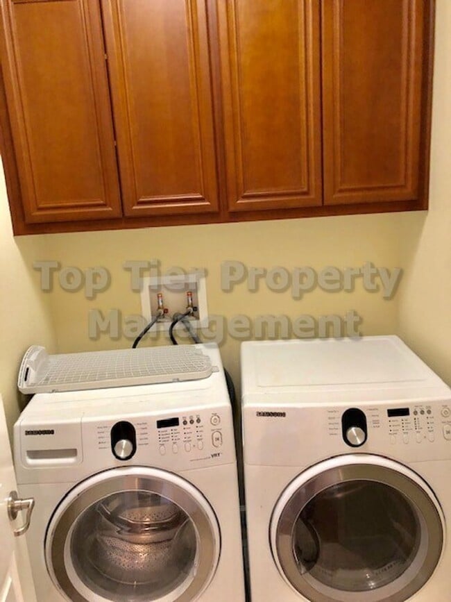Building Photo - Beautiful 2 Bd/2.5 Ba/1,730 sqft Townhouse...