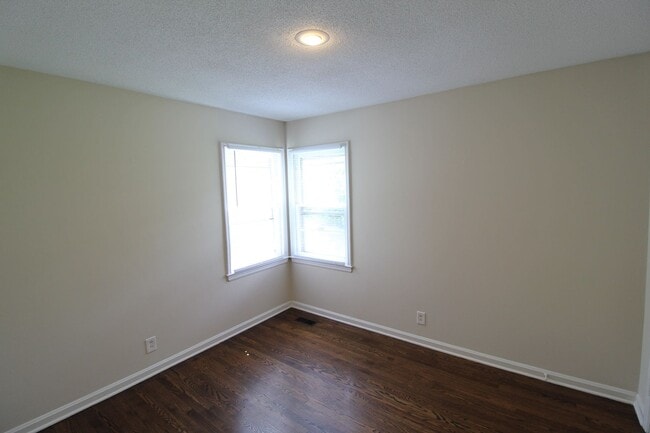 Building Photo - 2 Bedroom 1 Bath Home in Mission Kansas