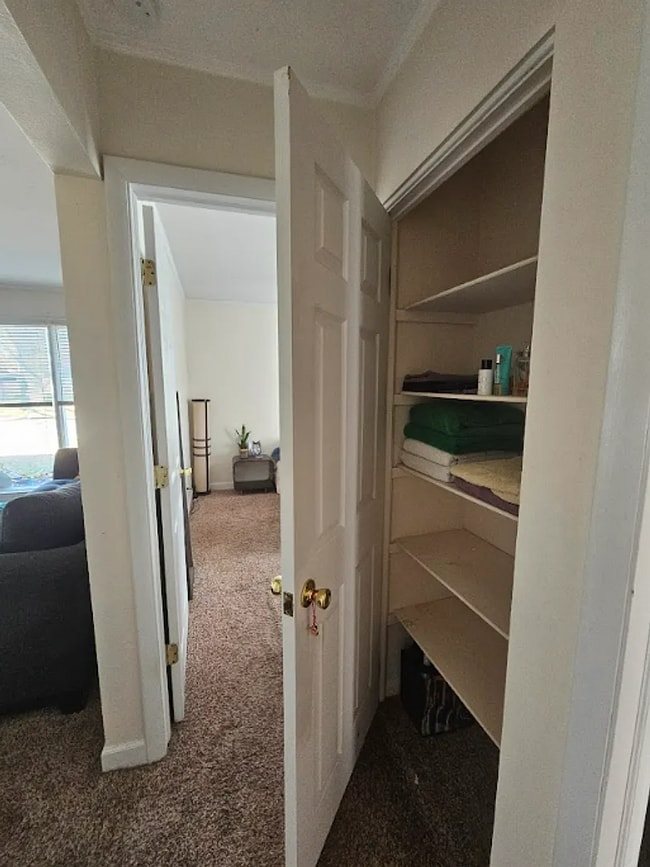 Building Photo - Sun-Filled 2 Bedroom Home with a Welcoming Layout