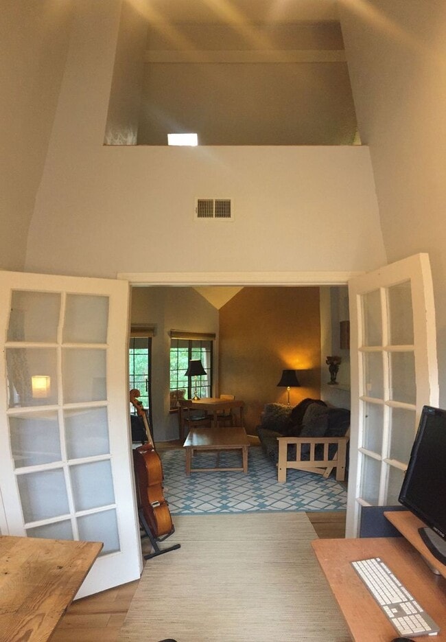 Building Photo - Top Floor FURNISHED 1 Bed/Office/Loft in P...