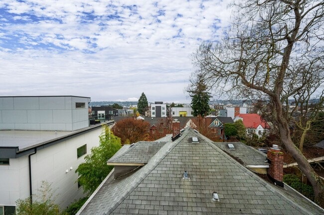 Building Photo - Ballard Townhouse - In Unit Washer/Dryer, Rooftop Deck