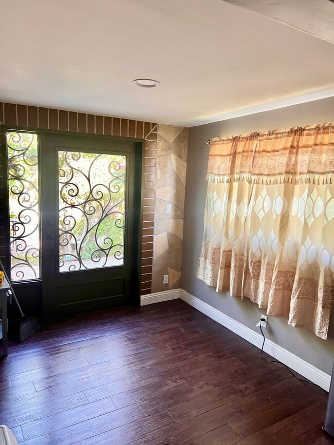 Building Photo - House  3 bedrooms, 1 baths,