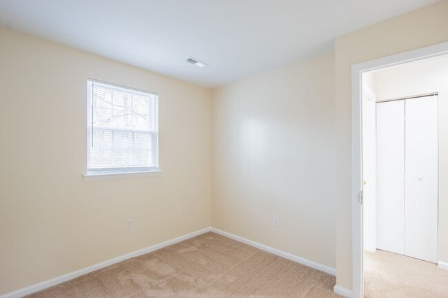 Building Photo - Great - 2 BEDROOM - Bright Open Floor Plan !!