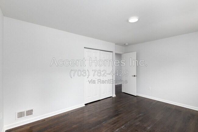 Building Photo - 8613 Kenilworth Dr
