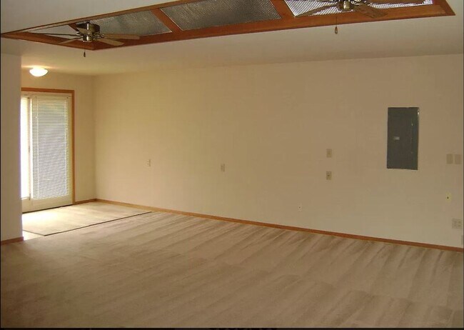 Building Photo - Auburn retro rambler home - 3 bedrooms and...