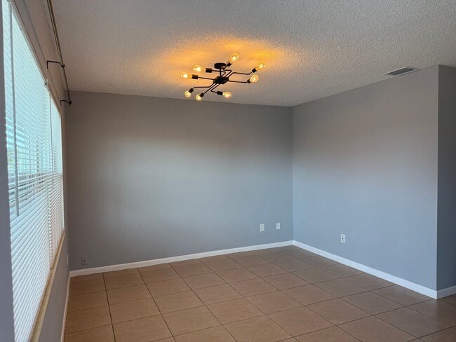 Building Photo - Cute Updated Home