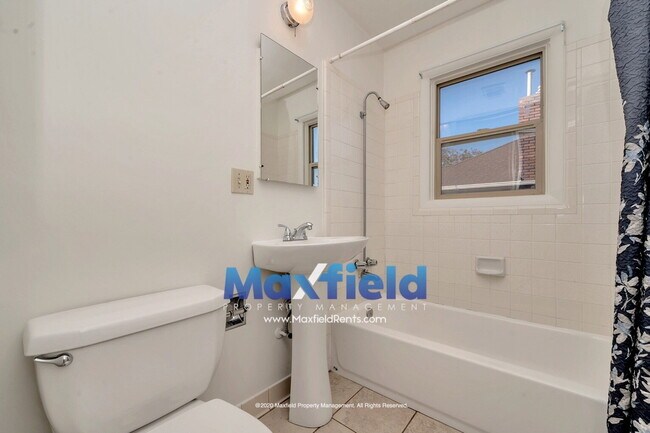 Building Photo - LEASE SPECIAL ! Sugarhouse Bungalow 2 BD 1 BA 1GA - 1500+ sq ft