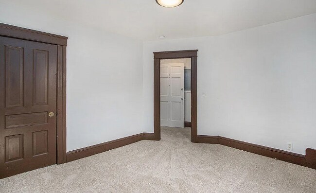 Building Photo - 1105 Lake St