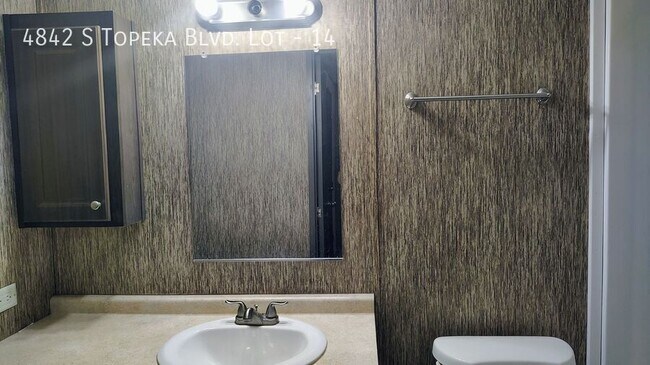 Building Photo - 4842 SW Topeka Blvd