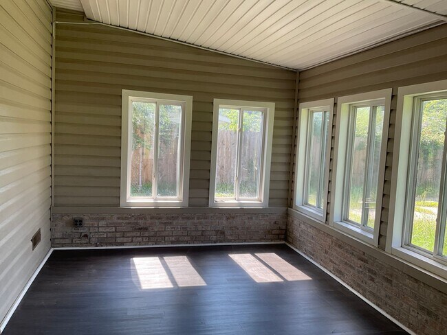 Building Photo - 104 Greencrest Cir