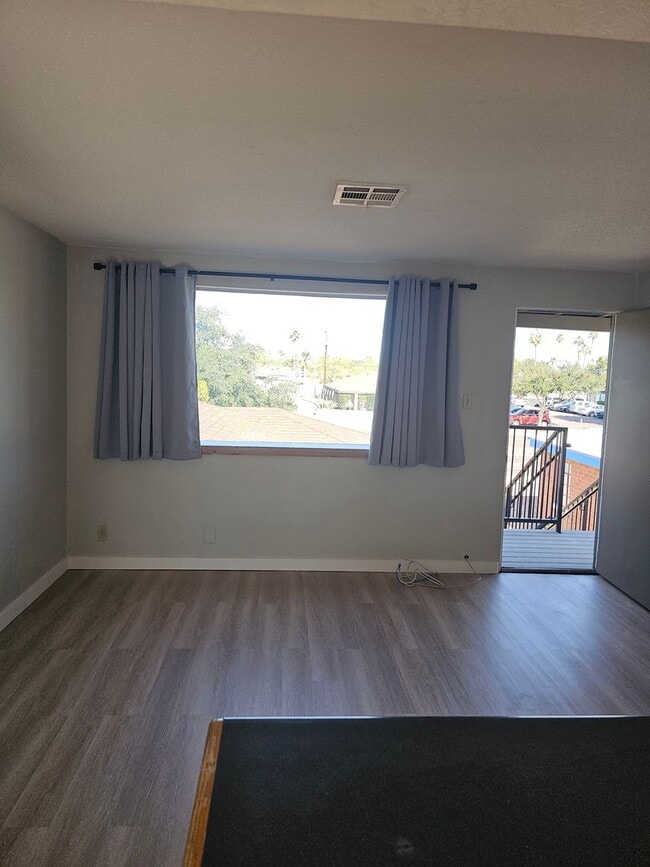 Building Photo - 1 BR 1 BATH FULL REMODEL UPPER UNIT FREE RENT OAC