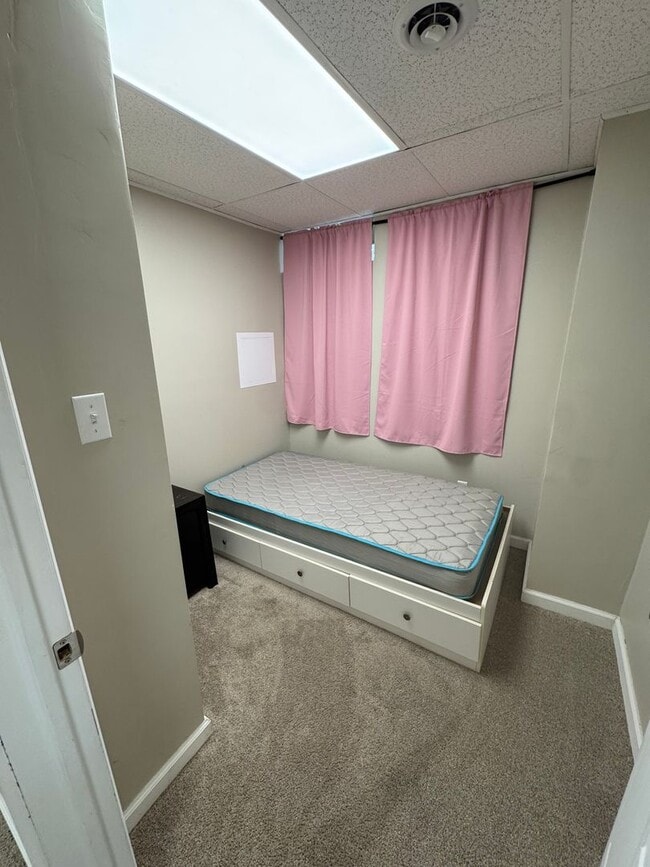 Building Photo - 5 Bedroom 2.5 Bath in Squirrel Hill