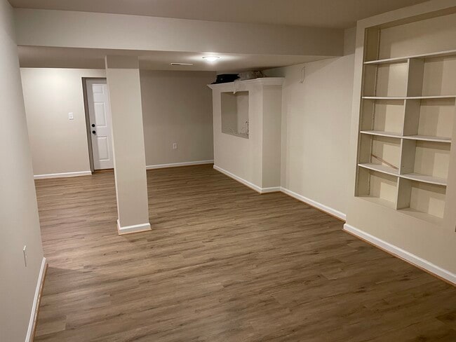 Building Photo - 210 Earhart Ct