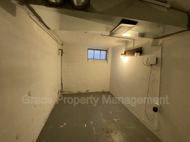 Building Photo - 1410 N Glencoe St