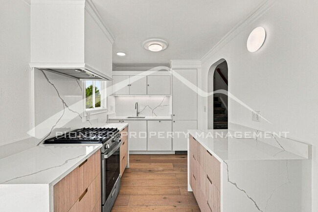 Building Photo - Charming Home with Washer/Dryer and 2-Car Garage