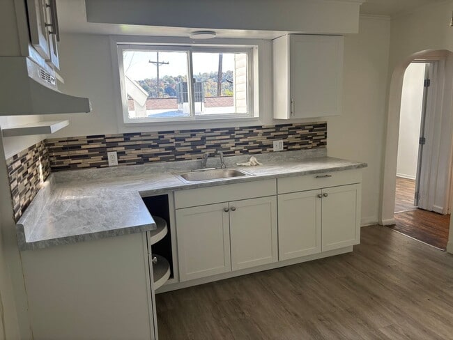 Building Photo - 208-210 McClure