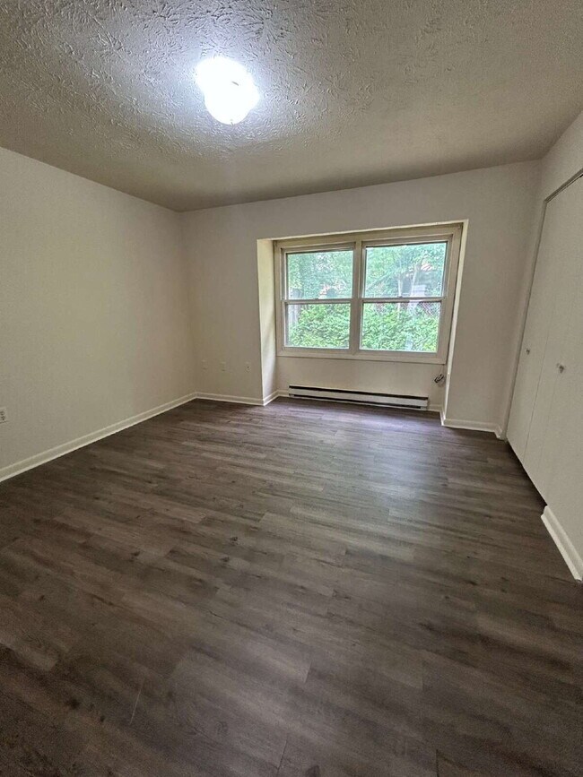 Building Photo - 2 Bedroom 1.5 Bath Townhome on culdesac with fenced in back yard. Close to shops, I-81 commuter r...