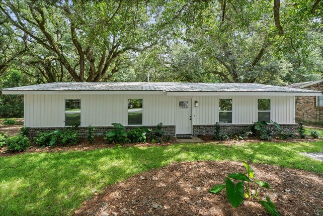 Building Photo - 2310 McPhillips Dr