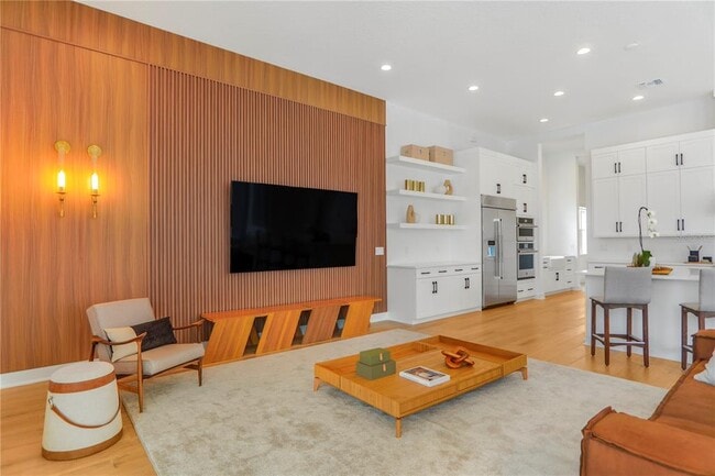 Building Photo - 15023 Pendio Dr