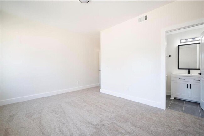 Building Photo - 1427 Graymont Dr SW