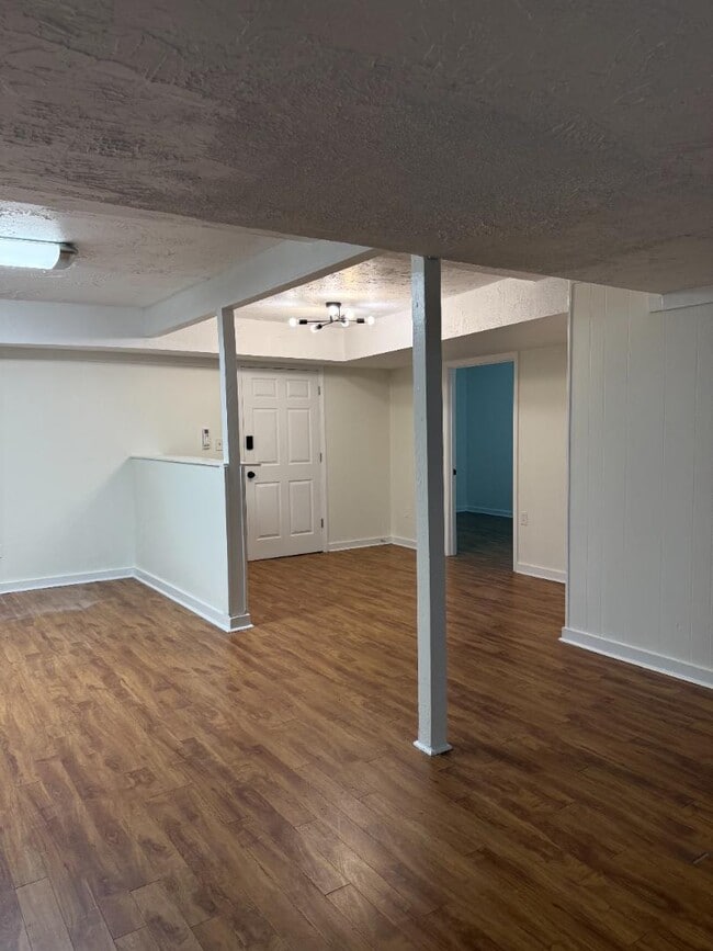 Building Photo - 721 Wedgewood Dr