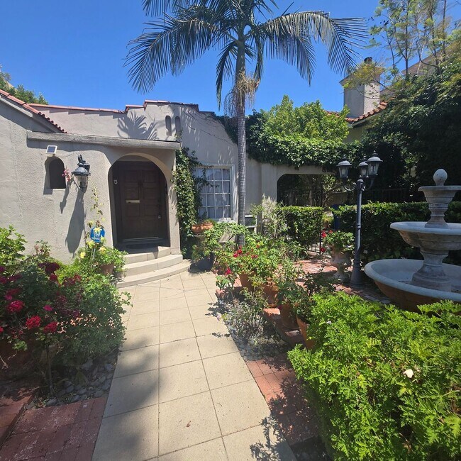 Building Photo - Warm & Welcoming Home Near Melrose with Room to Live, Work & Create