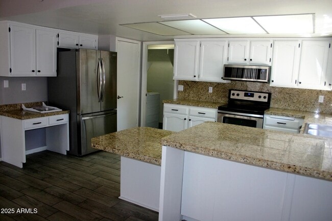 Building Photo - 2217 S Las Flores