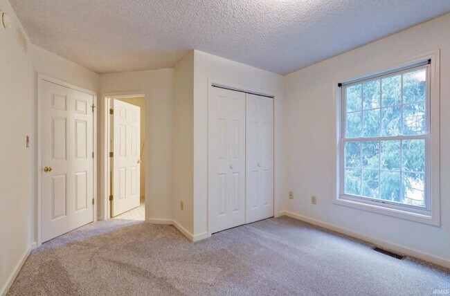 Building Photo - 894 E Sherwood Hills Dr