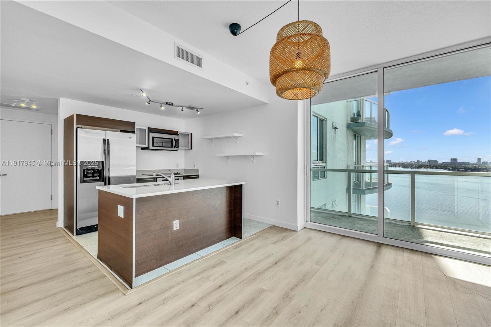 Building Photo - 1900 N Bayshore Dr