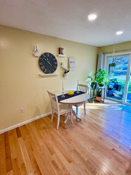 Building Photo - 275 Donohue Rd