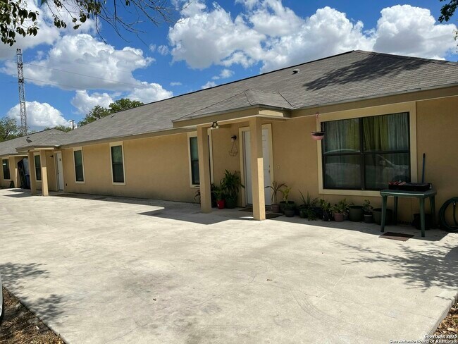 Building Photo - 823 Bynum Ave