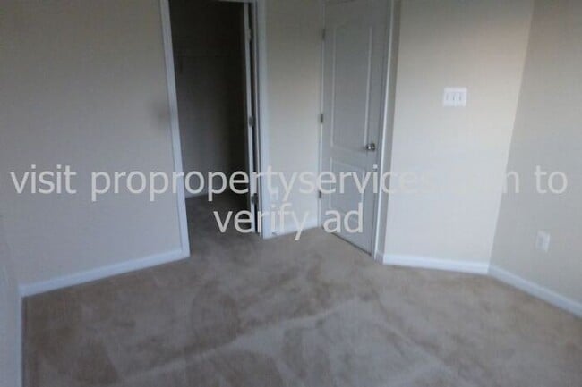 Building Photo - Beautiful Luxury Townhome Near Everything!