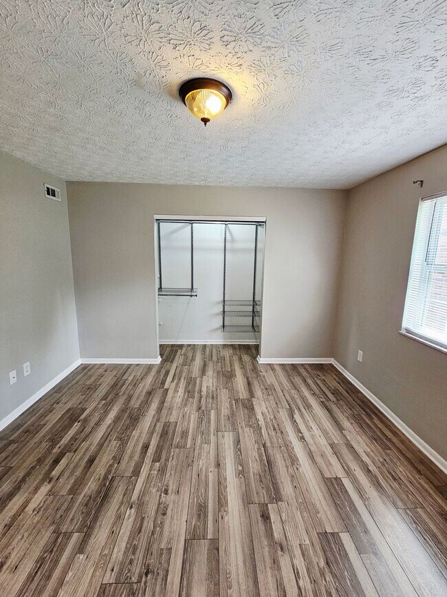 Building Photo - MOVE-IN READY! 2BR Townhome in Clintonville near OSU – W/D, Parking, Pet Friendly