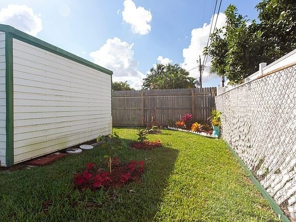 Building Photo - 343 Balsam St