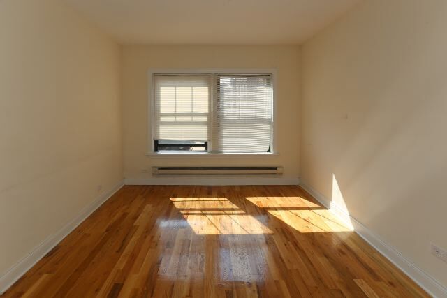 Building Photo - 633 W Cornelia Ave