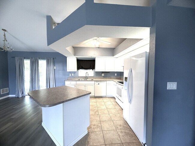 Building Photo - FIRST MONTH'S RENT FREE! STUNNING 4/2/2 IN NW CAPE!